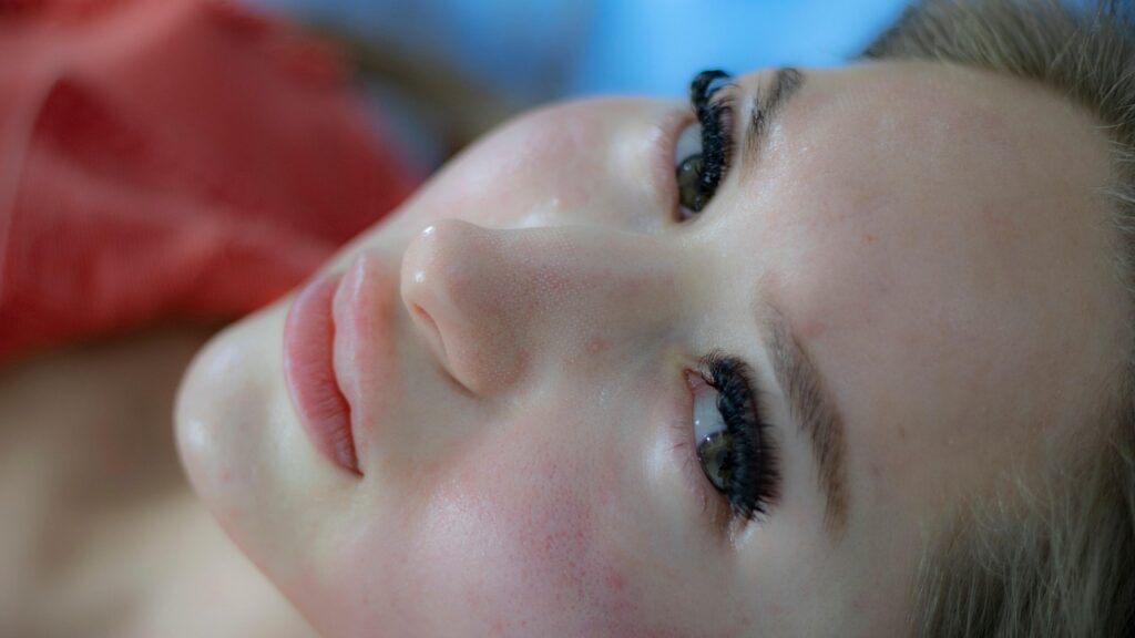 ニキビとたるみを同時にケアするプチプラ商品は？