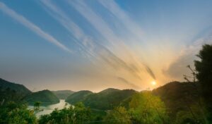 大人ニキビとたるみに効果的なAHAとBHAの選び方は？