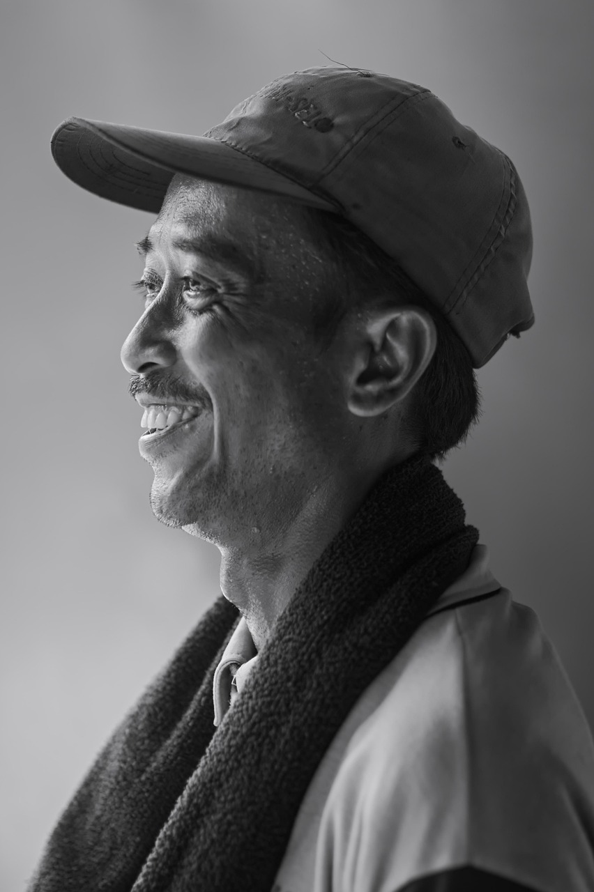 大人ニキビとたるみを解消し、目元のハリを改善する方法は？